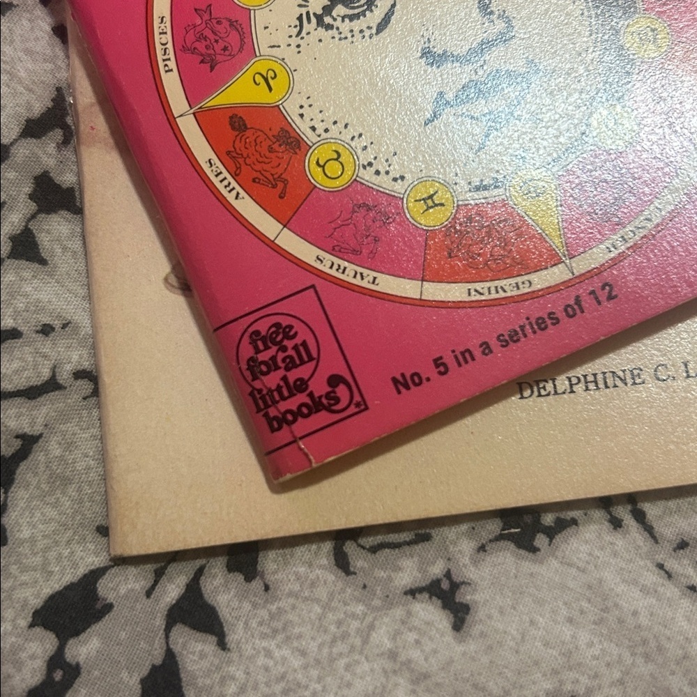 70’s Vintage Esso Astrology and Witchcraft mini Book Set - Picture 7 of 8